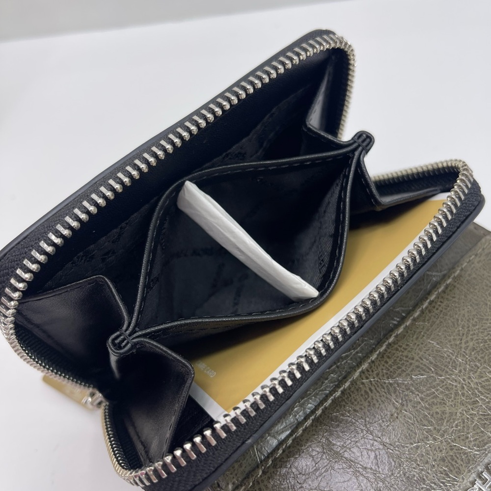 MICHAEL KORS Jet Set Medium Distressed Zip Around Card Case
Black 
NWT - Picture 9 of 16